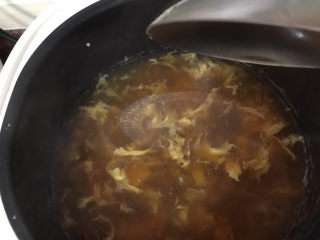 鸡蛋小米粥,需要边倒边搅拌，让它成为蛋花