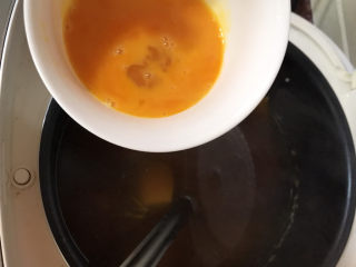 鸡蛋小米粥,再煮个15分钟左右，倒入蛋液