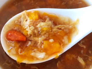 鸡蛋小米粥,出锅，甜甜的，吃完胃暖暖的。