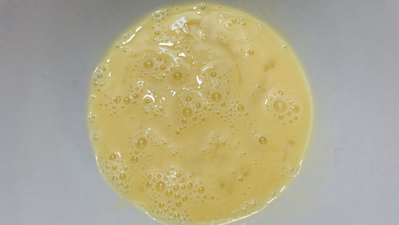 培根鸡蛋饼,一个鸡蛋，打散成蛋液。
