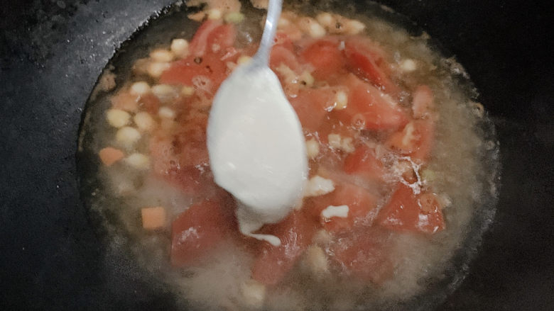 西红柿面疙瘩,然后在沸腾状态下，舀入一勺勺面糊
