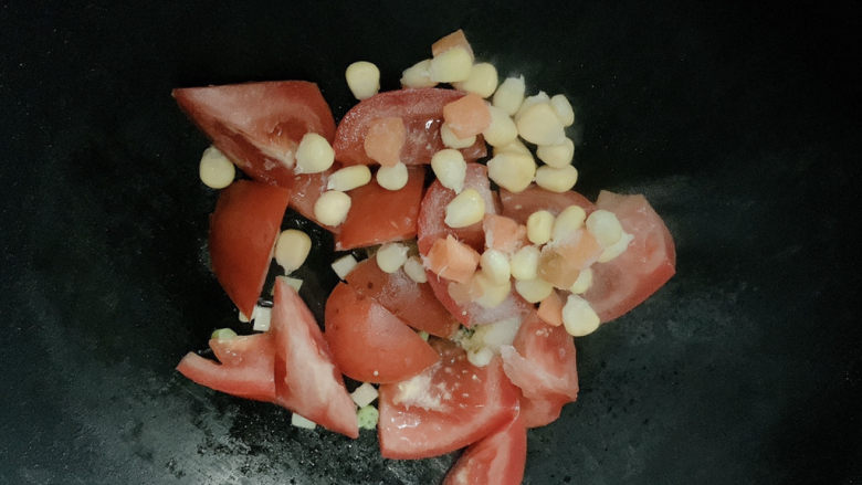 西红柿面疙瘩,加入玉米、胡萝卜丁（没有的可以不加，酌情添加些切好的青菜也可以啊~）