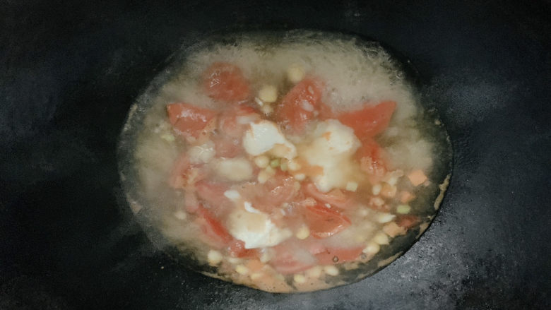 西红柿面疙瘩,当面疙瘩全部下锅之后，继续大火煮，煮至面疙瘩成行，转中小火继续沸腾