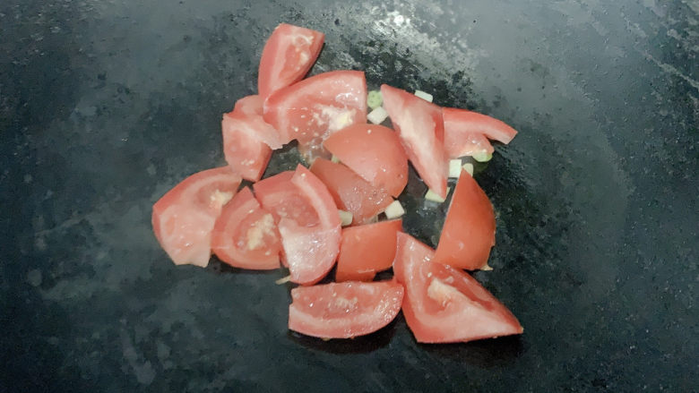 西红柿面疙瘩,加入番茄块翻炒出些许汁水