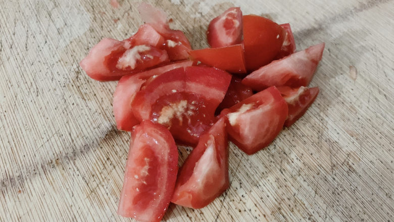 西红柿面疙瘩,将一颗番茄洗净，切成块