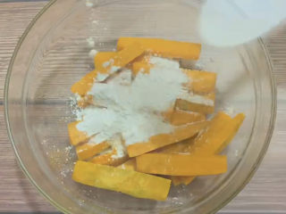 蛋黄南瓜,加入适量的淀粉