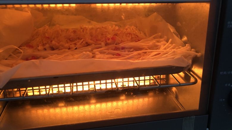 孜然金针菇,放入烤箱调180度烤15分钟（每个烤箱不一样，根据自己的烤箱调整）