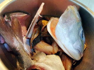炸鱼块,鱼头与鱼肉放入盆中