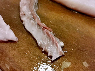 炸鱼块,鱼肉中间是鱼刺聚集处，把它切除