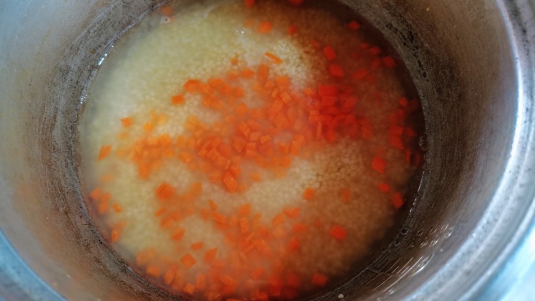 鸡蛋小米粥,继续煮开，加入油盐搅拌均匀