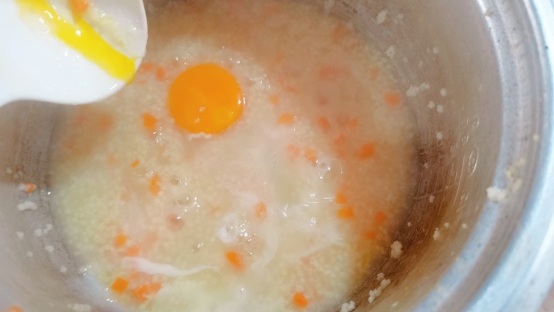 鸡蛋小米粥,把它放入锅里