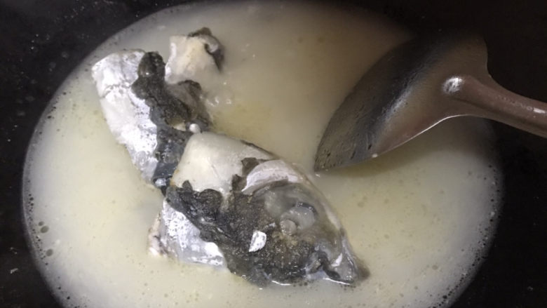豆腐鱼头汤,打开锅盖，哇塞，这时候已经熬成了白白的汤了