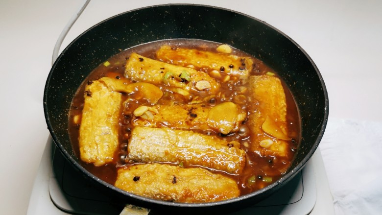红烧鱼,期间晃动锅具，以免糊锅底，鱼翻另一面入味，汤汁浓稠时关火。