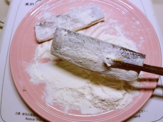 炸鱼块,腌好后去掉辅料，放入面粉中，包裹上薄薄一层面粉。