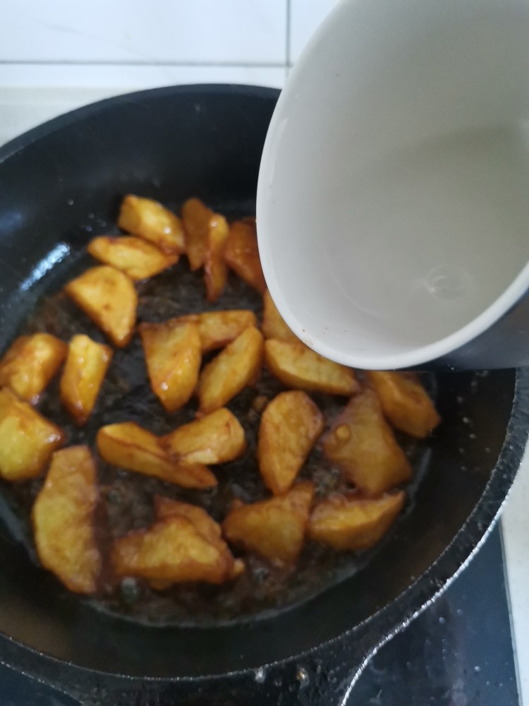 红烧咖喱小土豆,2分钟后，水淀粉收汁