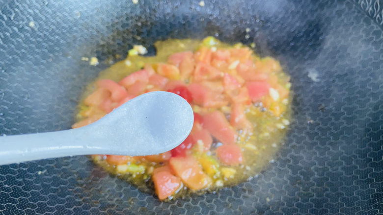 西红柿鸡蛋拌面,根据个人口味加入适量盐