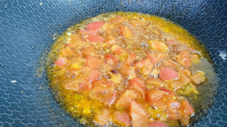 西红柿鸡蛋拌面,加入一小碗热水大火烧开