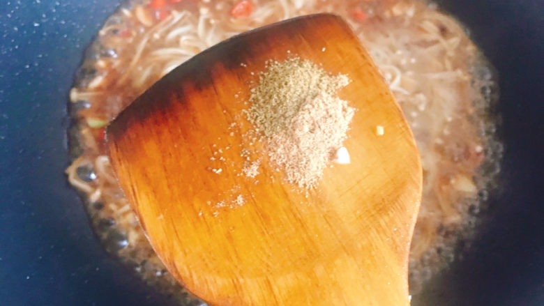 蚝油金针菇,加入适量的十三香和孜然粉