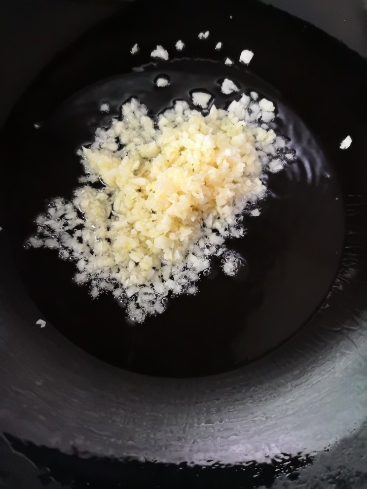 蚝油金针菇,关火用锅的余温炒香蒜末