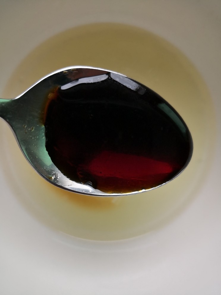蚝油金针菇,时间到了，把蒸出来的汤汁倒在小碗里，加入一勺<a style='color:red;display:inline-block;' href='/shicai/ 788'>生抽</a>