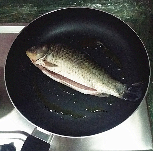 红烧鱼,锅中留底油，放入鲫鱼