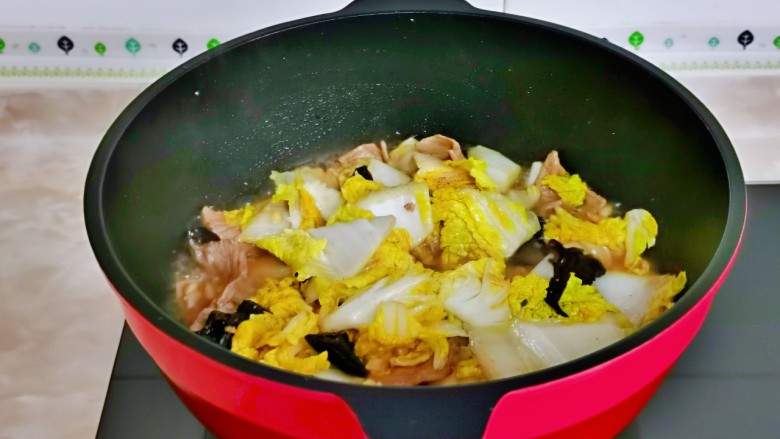 白菜炒肉片,加入半碗纯净水烧熟关火即可。