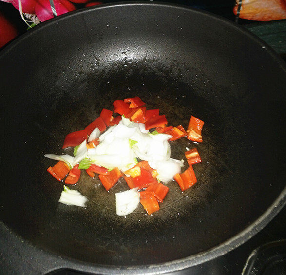 生炒鸡,锅热倒油，放入红椒和青菜梗