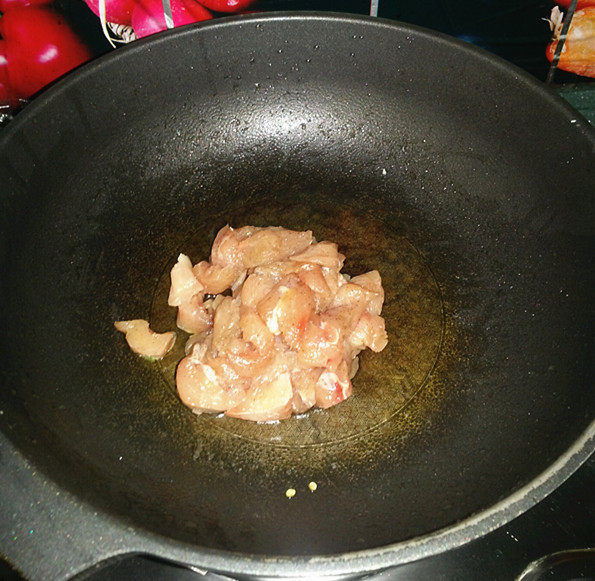 生炒鸡,锅中留底油，葱姜爆香，再放入腌好的鸡胸肉