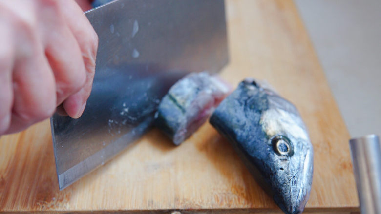 红烧鱼,切厚约1.5～2cm的厚片，撒盐腌制十分钟