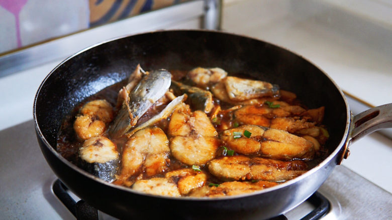 红烧鱼,将煎至定型后的鱼块，摆放回锅，小火慢慢煨制十分钟