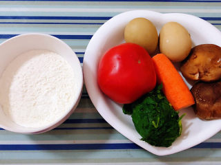 西红柿面疙瘩,准备原材料面粉、西红柿、鸡蛋、香菇、胡萝卜、芹菜叶