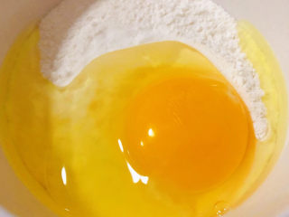 西红柿面疙瘩,鸡蛋打入面粉中开始不停的搅拌