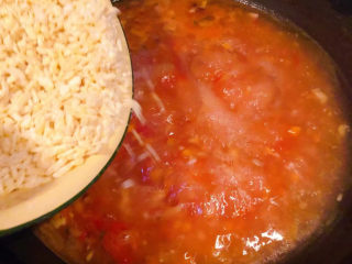 西红柿面疙瘩,添加适量清水烧开依次均匀撒入汤中要不停搅拌防止糊锅