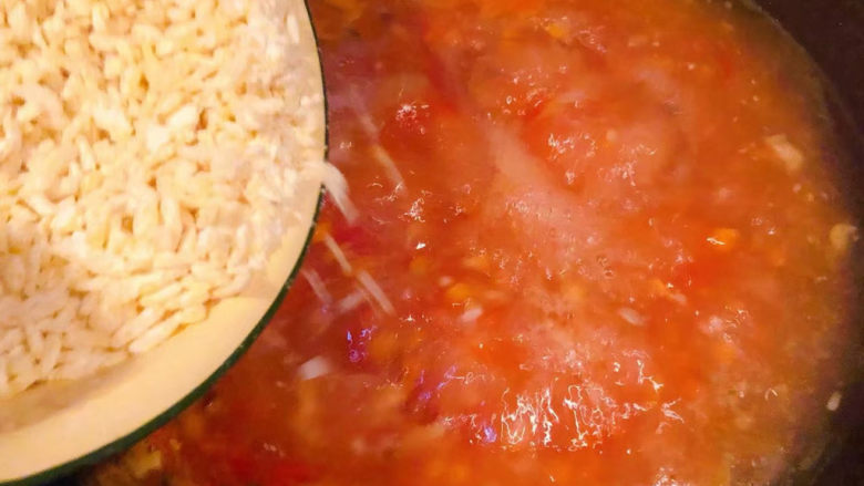 西红柿面疙瘩,添加适量清水烧开依次均匀撒入汤中要不停搅拌防止糊锅