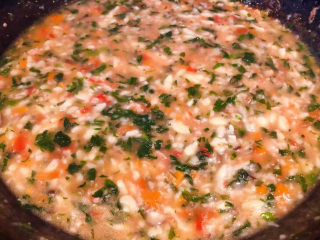 西红柿面疙瘩,最后放入芹菜叶提鲜再放入盐和味精调味均匀即可出锅享用