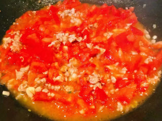 西红柿面疙瘩,放入切好的西红柿大火快速翻炒炒汤汁