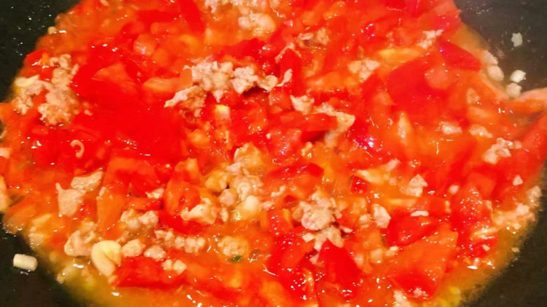 西红柿面疙瘩,放入切好的西红柿大火快速翻炒炒汤汁