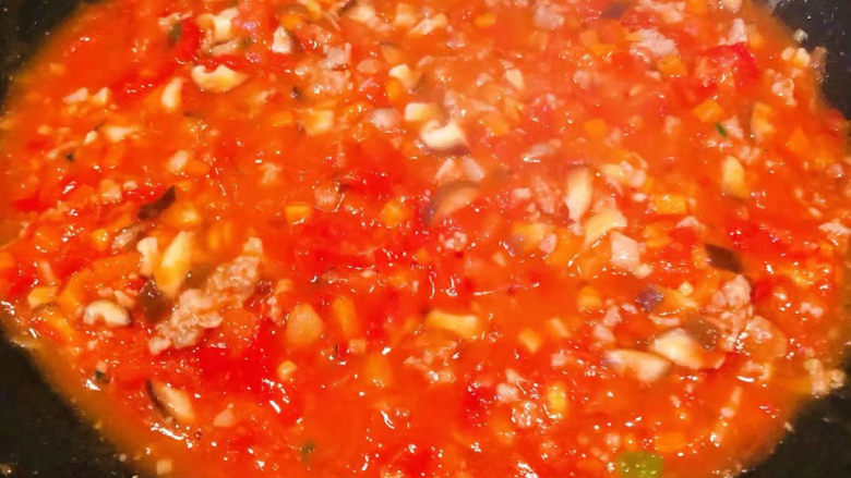 西红柿面疙瘩,放入香菇和胡萝卜一起炒至断生