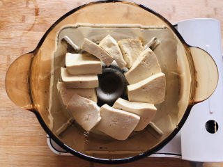 豆腐鱼头汤,另起锅铺上切好的豆腐。