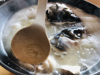 豆腐鱼头汤,水开后撇去表面浮沫。
