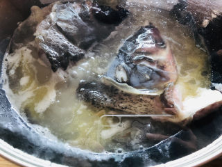 豆腐鱼头汤,加入适量开水。