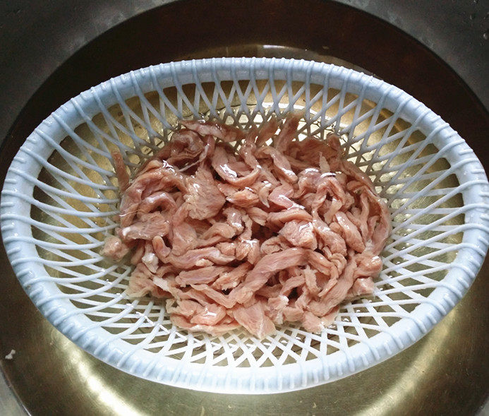 小炒黄牛肉,牛肉洗净，切丝，再浸泡10分钟，泡去多余血水