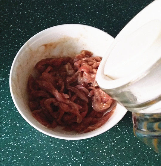 小炒黄牛肉,抓拌均匀后，再滴入少许食用油锁住水分，腌制10~15分钟