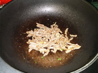 小炒黄牛肉,锅中留少许底油，把炒好的牛肉丝重新倒入锅中