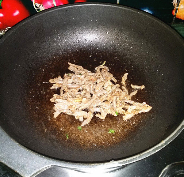 小炒黄牛肉,锅中留少许底油，把炒好的牛肉丝重新倒入锅中