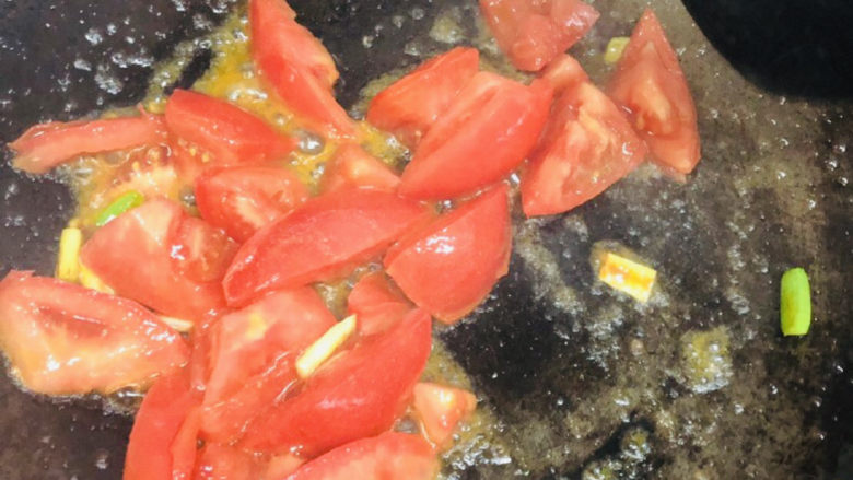 西红柿虾仁面疙瘩汤,下西红柿翻炒。炒西红柿时，可以把一勺盐先放进去，这样可以把西红柿的汁水逼出来，使汤更浓。