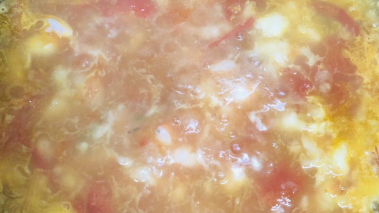 西红柿虾仁面疙瘩汤,这时番茄汤煮开了，下入疙瘩，边下边用筷子搅动，防止它们粘连。大火烧开。