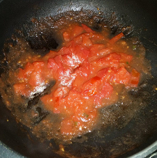 西红柿鸡蛋拌面,烧至浓稠即可