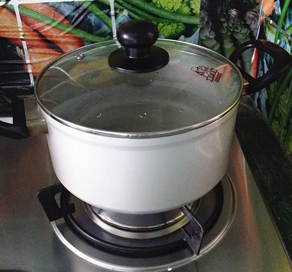 西红柿鸡蛋拌面,同时在灶具另一边，用汤锅烧开水