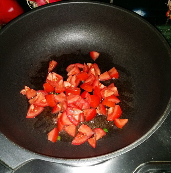 西红柿鸡蛋拌面,锅热倒油，下葱花爆香，放入西红柿